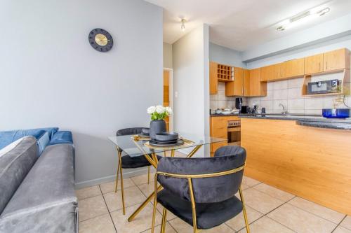 Una cocina o cocineta en Skyline Hideout XL King Bed FREE Parking Views