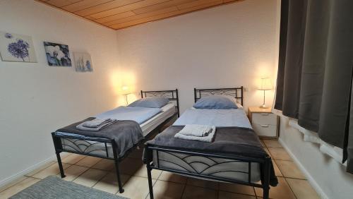 ユーリッヒにあるGästehaus Zimmer #6 Jülichのランプ2つが備わる客室で、ツインベッド2台が付いています。