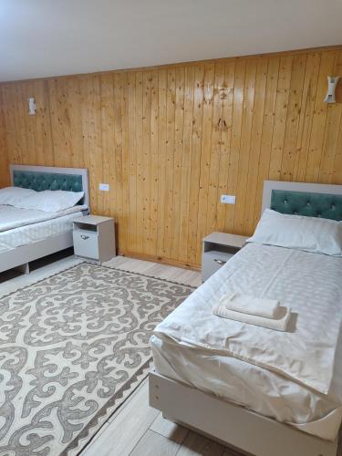 Katil atau katil-katil dalam bilik di Mountain Discoveries guest house