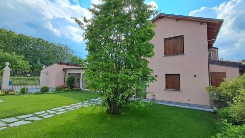 a tree in the yard of a house at Villa Demetrio Ars Hotel in Piacenza