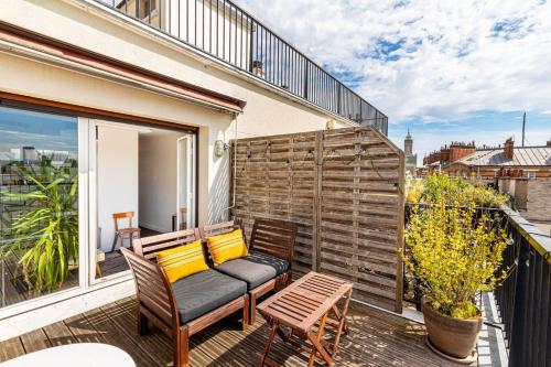 d'un balcon avec un banc et une table. dans l'établissement GuestReady - A glamorous sight over the city, à Paris