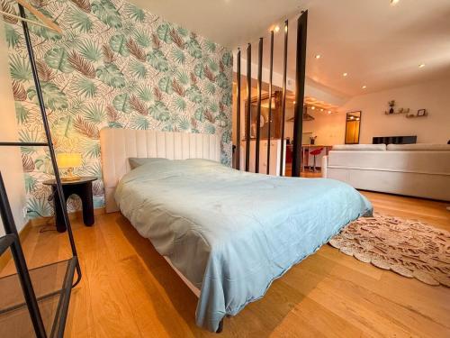 Giường trong phòng chung tại Studio cosy au coeur du centre-ville à 2 min de la Cathédrale