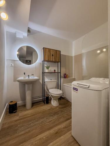 une salle de bain avec toilettes, lavabo et baignoire dans l'établissement Studio cosy au coeur du centre-ville à 2 min de la Cathédrale, à Chartres