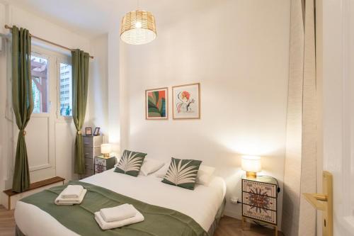 une chambre avec un lit avec deux serviettes dessus dans l'établissement #55 Sun terrace AC & Wifi 10mins walk to Sea & oldtown, à Nice