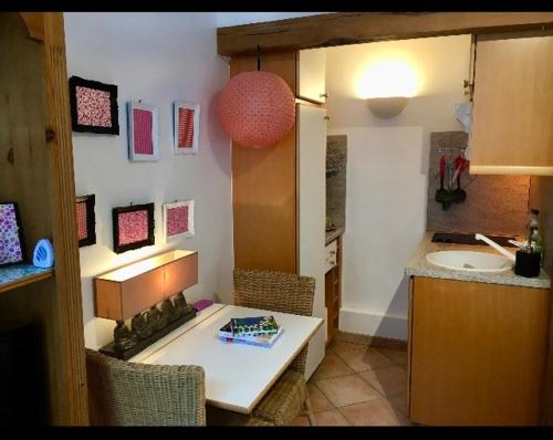 une petite cuisine avec une table et un évier dans l'établissement Annecy, studio Cosy, à Annecy