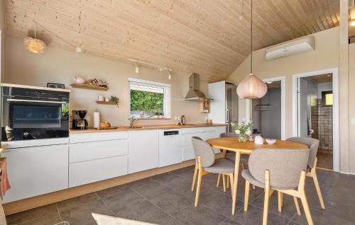 Dapur atau dapur kecil di Gorgeous Home In Sønder Stenderup