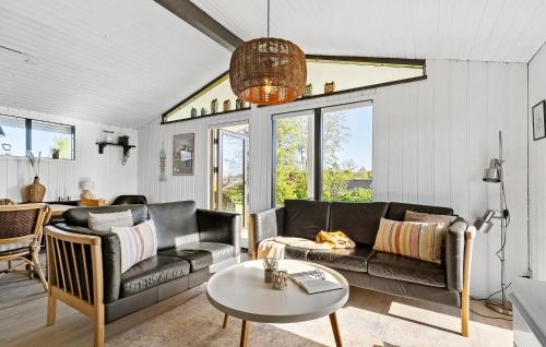 Χώρος καθιστικού στο Lovely Home In Hejls With Sauna