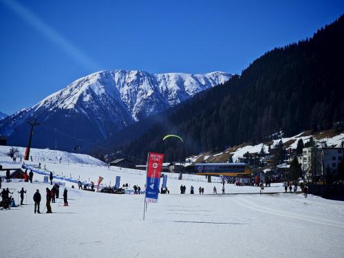 a group of people on a ski slope with a mountain at 4 Zimmer 115m2 Gartenwohnung an der Jakobshorn Talstation neben Wander- und Mountainbikeparadise in Davos