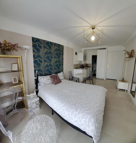 une chambre avec un lit et une salle à manger dans l'établissement Cannes Carnot 1, à Cannes