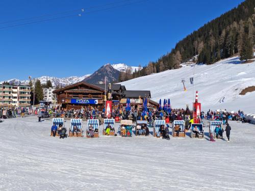 a group of people sitting in chairs in the snow at 4 Zimmer 115m2 Gartenwohnung an der Jakobshorn Talstation neben Wander- und Mountainbikeparadise in Davos