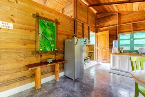 Η κουζίνα ή μικρή κουζίνα στο La Casita Primavera-Cozy and Rustic