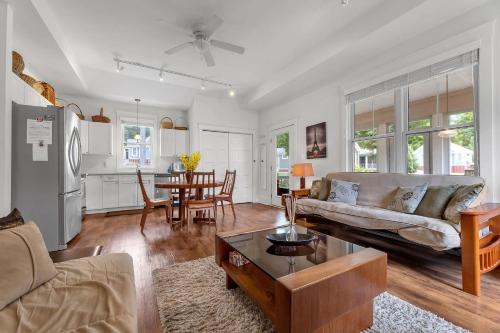 een woonkamer met een bank en een tafel bij The Cardinal - 7 Hollow in Cherry Valley