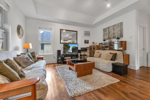 een woonkamer met een bank en een tafel bij The Cardinal - 7 Hollow in Cherry Valley