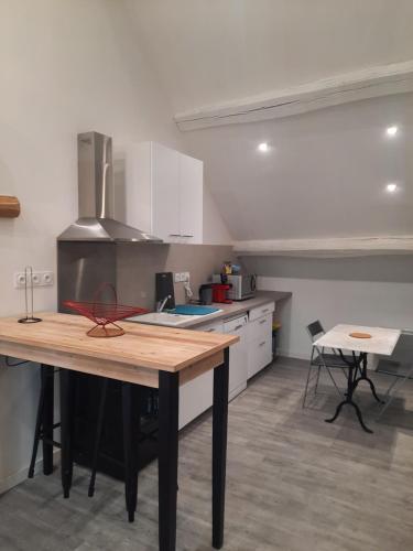 - une cuisine avec une table en bois dans une chambre dans l'établissement La Lézardière, à Chalautre-la-Grande