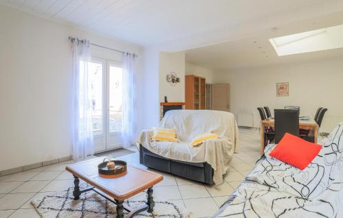 un salon avec un lit et une table dans l'établissement Au Pied De La Butte, à Oxelaere