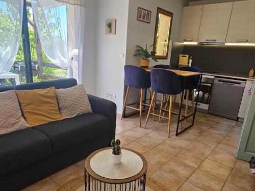 un salon avec un canapé et une cuisine dans l'établissement Villa 78 Alba Rossa Piscine chauffée et Plage de Cupabia, à Serra-di-Ferro