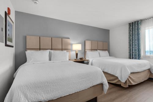 Кровать или кровати в номере Candlewood Suites - Pensacola - University Area by IHG