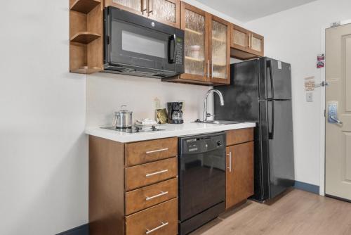 Кухня или мини-кухня в Candlewood Suites - Pensacola - University Area by IHG
