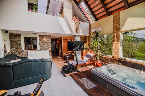 Χώρος καθιστικού στο Kaval Home with Free Onsite Wellness
