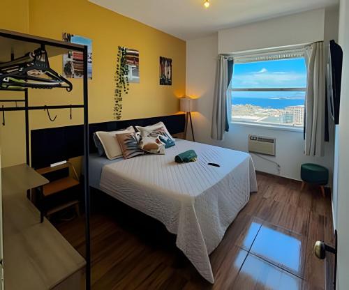 a bedroom with a bed and a window at Vista deslumbrante e conforto em Ipanema in Rio de Janeiro