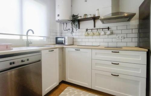 Køkken eller tekøkken på Cozy Apartment In Torrox With Wifi