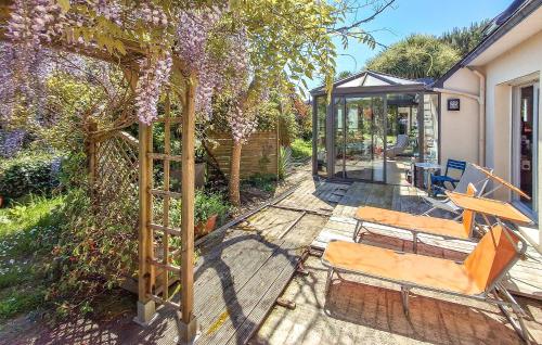 un jardin avec deux chaises et une serre dans l'établissement Cozy Home In Loctudy With Wifi, à Loctudy