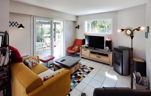 un salon avec un canapé et une télévision dans l'établissement Cozy Home In Loctudy With Wifi, à Loctudy