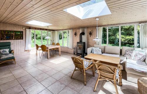 ein Wohnzimmer mit Sofa und Tisch in der Unterkunft 3 Bedroom Cozy Home In Fårevejle in Fårevejle