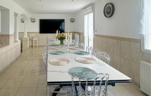 une salle à manger avec une longue table et des chaises dans l'établissement Cozy Home In Blois With Wifi, à Blois