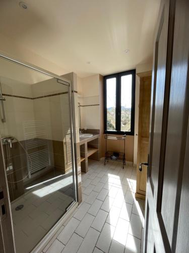 une salle de bain avec une douche en verre et un lavabo dans l'établissement DANS LES ALPILLES - 2 chambres ST REMY, à Saint-Rémy-de-Provence
