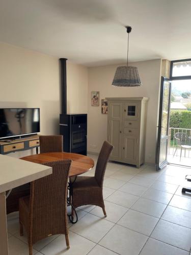 - une cuisine avec une table et des chaises en bois dans la chambre dans l'établissement DANS LES ALPILLES - 2 chambres ST REMY, à Saint-Rémy-de-Provence