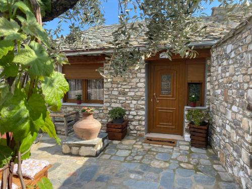 Το κτήριο όπου στεγάζεται  η παραθεριστική κατοικία