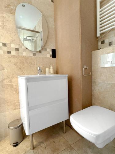 une salle de bain avec un lavabo blanc et des toilettes dans l'établissement Suite Palmiers d'Or Cannes, à Cannes