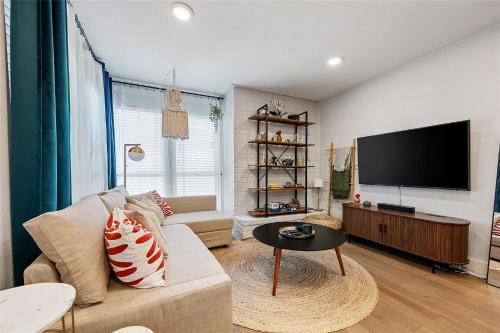 Μια τηλεόραση ή/και κέντρο ψυχαγωγίας στο Keep Austin Cozy - Central Retreat