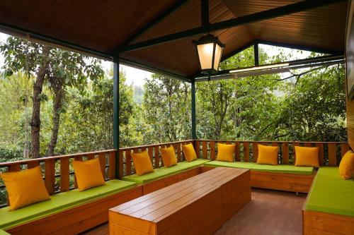 Χώρος καθιστικού στο Apricot Luxury Tent Retreat in Majkhali