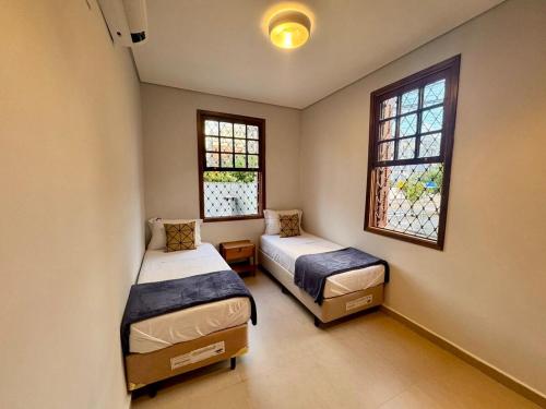 En eller flere senge i et værelse på Rustic House with Large Garage - Close to the Beach