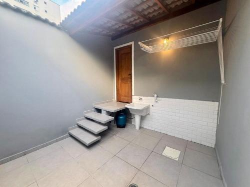 Et badeværelse på Rustic House with Large Garage - Close to the Beach