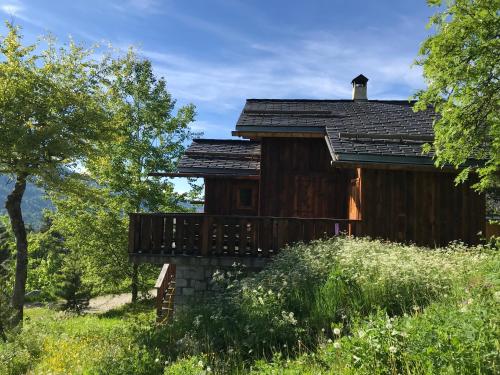 Cette maison en bois possède un balcon dans les bois. dans l'établissement Meribel Altitude1600 chalet 6 personnes en pleine nature au milieu des pistes, à Méribel