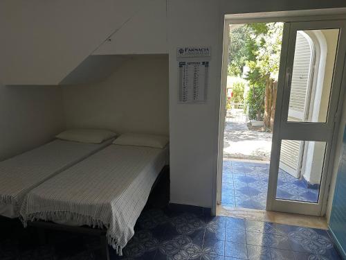 Ένα ή περισσότερα κρεβάτια σε δωμάτιο στο Beachstudio Monolocale fronte mare a Rosamarina