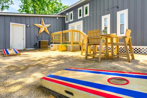 Fotografie z fotogalerie ubytování Pet-Friendly Cottage, 3 Blocks to Main St! v destinaci Tomball