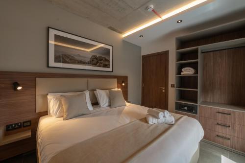 Is-SwieqiにあるMarea Suitesの部屋にある大きな白いベッドのある寝室