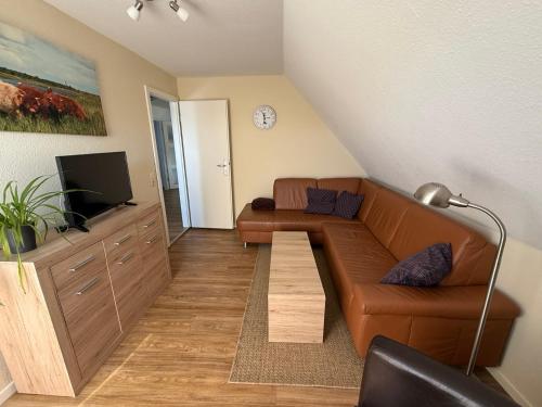 a living room with a couch and a tv at Ferienwohnung am Bauernhof in Behrensdorf