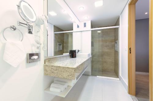 Um banheiro em Holiday Inn Sao Paulo Parque Anhembi by IHG