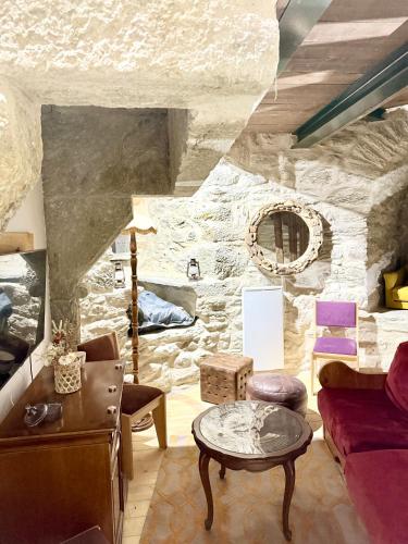 un salon avec un canapé et une table dans l'établissement La tour du Château - Jacuzzi sur le toit, à La Léchère