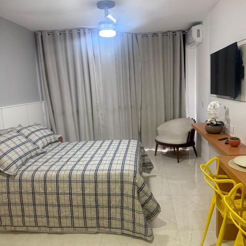 a bedroom with a bed and a table and a chair at 81NV Studio Liberdade SP 300 Metros Estação Japão até 03 pessoas in São Paulo