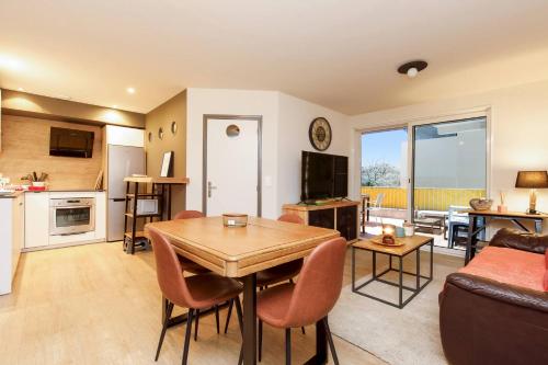 un salon avec une table et des chaises et une cuisine dans l'établissement Juan les pins confort et commodites, à Antibes