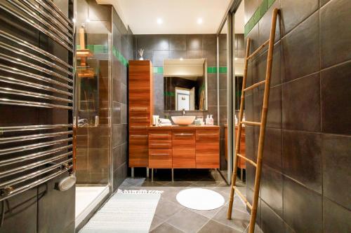 une salle de bain avec un lavabo et un miroir dans l'établissement Juan les pins confort et commodites, à Antibes