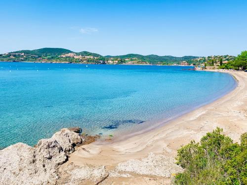 - une vue sur une plage d'eau bleue et de rochers dans l'établissement 3 pièces élégant - Clim Terrasse Parking - Plage, à Saint-Raphaël