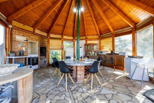 a kitchen with a table and chairs in a room at Quinta das AVES - Double Bedroom 1 in Odiáxere