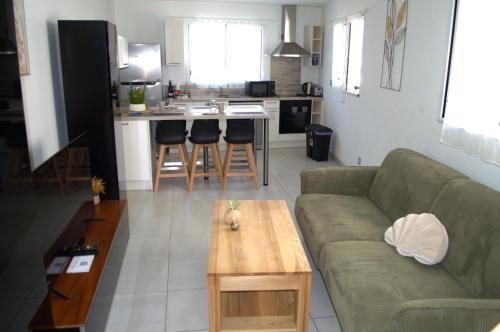 Η κουζίνα ή μικρή κουζίνα στο TRIO HOME,3 chambres, parking privé gratuit, wifi haut débit, 10min LA ROCHELLE,15min île de ré
